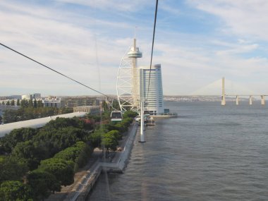 Lizbon teleferiği, Tagus Nehri 'nin bir kısmını yukarıdan geçiyor. Portekiz.