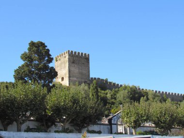 Obidos 'un duvarlarının dışından bak. Portekiz.