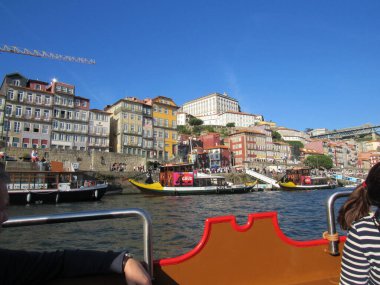 Porto. Portekiz. Douro nehrinde bir teknede görülmüş..