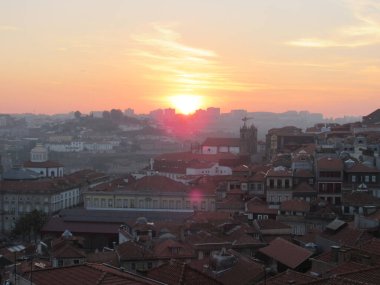 Günbatımında Porto şehrinde. Portekiz.