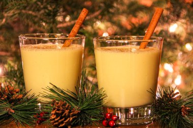 Noel ağacının önüne konmuş tarçınlı yumurta likörü..