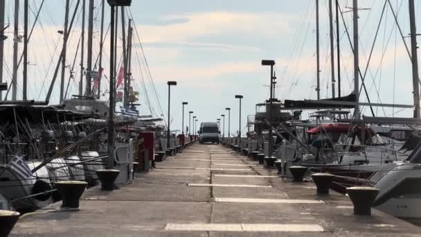 ヨットやボートでいっぱいのマリーナ冬のシーズン — ストック動画