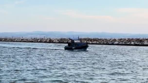 Small Fishing Boat Leaving Harbor — Vídeo de Stock