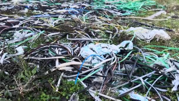 産業廃棄物 ケーブル プラスチック管で満たされた地面 — ストック動画