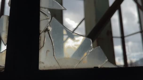 Зламане Вікно Старого Покинутого Заводу — стокове відео