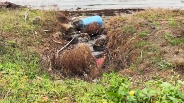 Kirli bir plajda Bulutlu ve rüzgarlı bir gün 