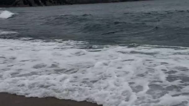 Dark Stormy Waves Crashing Dark Rock — Stok Video