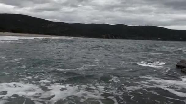 Dark Stormy Waves Crashing Dark Rocks — 비디오
