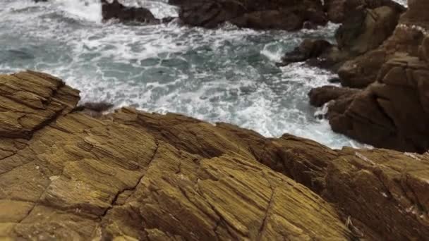 Waves Crashing Sharp Rocks Dark Winter Day Sea — Stok Video