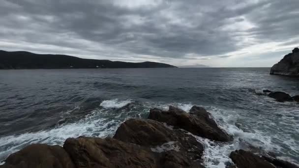 Waves Crashing Sharp Rocks Dark Winter Day Sea — Video Stock
