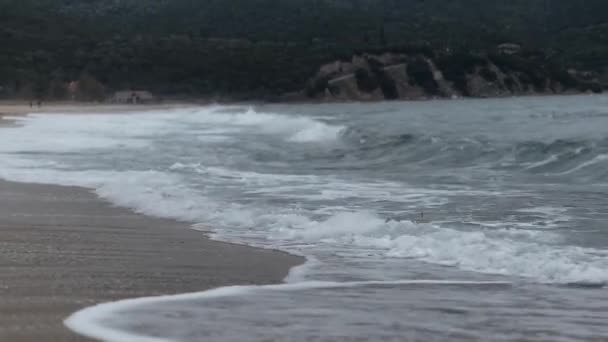 Dark Stormy Waves Crashing Deserted Beach Dark Winter Day — Stok Video