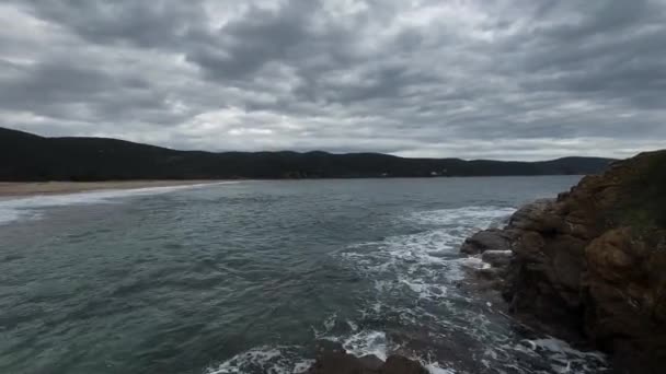 Ciemne Fale Burzowe Rozbijają Się Skały Opustoszała Plaża Ciemny Zimowy — Wideo stockowe