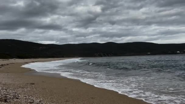 Dark Stormy Waves Crashing Deserted Beach Dark Winter Day — стокове відео