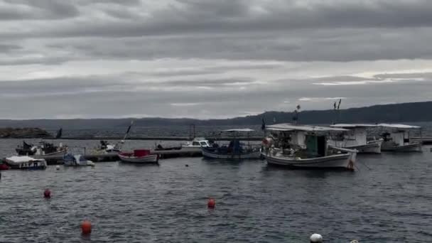 Рыбацкие Лодки Причаливающие Гавани Страшные Скрипящие Звуки Темный Зимний День — стоковое видео