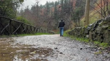 Yağmur Altında Ormanda Yürüyen Kadın, Yağmurlu Kasvetli Gün 3