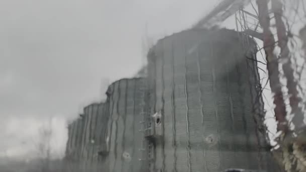 大雨及大雹倾泻在被遗弃的工厂 — 图库视频影像