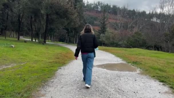 Genç Kadın Parkta Yürüyor Yağmurlu Kasvetli Gün — Stok video