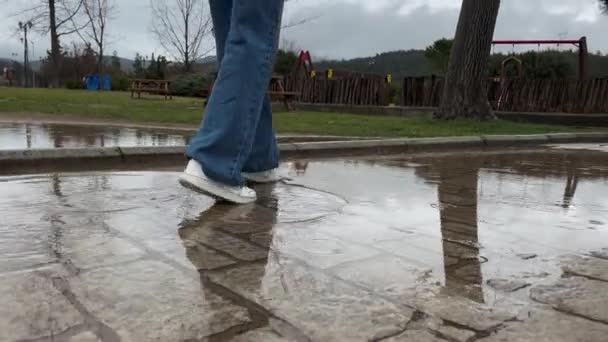 Kobieta Idzie Palcach Wskazówka Refleksji Wody Deszczowy Ponury Dzień — Wideo stockowe