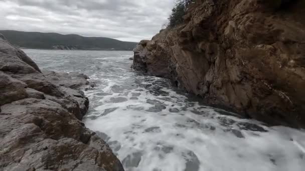 Kara Fırtına Dalgaları Kayalara Düştü Issız Plaj Kara Kış Günü — Stok video