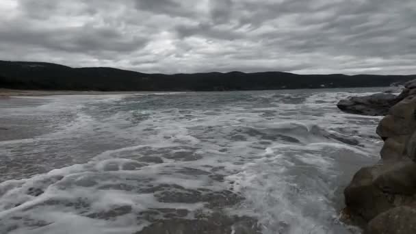 Dark Stormy Waves Crashing Rocks Deserted Beach Dark Winter Day — Stockvideo