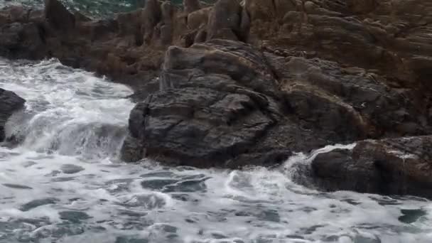 Waves Crashing Sharp Rocks Dark Winter Day Sea — 비디오
