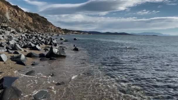버려진 해변에 뜨거운 돌들로 해변의 차가운 — 비디오