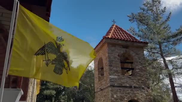 Görög Ortodox Zászló Szélben Sárga Kettős Fejű Sas Templomudvar Magas — Stock videók
