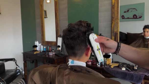 Niedliches Kind Bekommt Einen Haarschnitt Lockiges Haar Gentlemen Barber Shop — Stockvideo