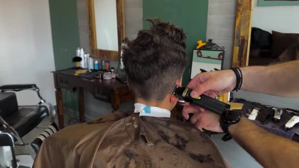 Cute Kid Getting Haircut Curly Hair Gentlemen Barber Shop — Vídeo de Stock