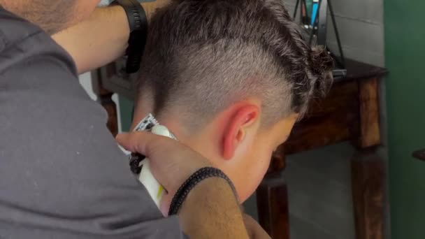 Enfant Mignon Faire Couper Les Cheveux Cheveux Bouclés Messieurs Barber — Video