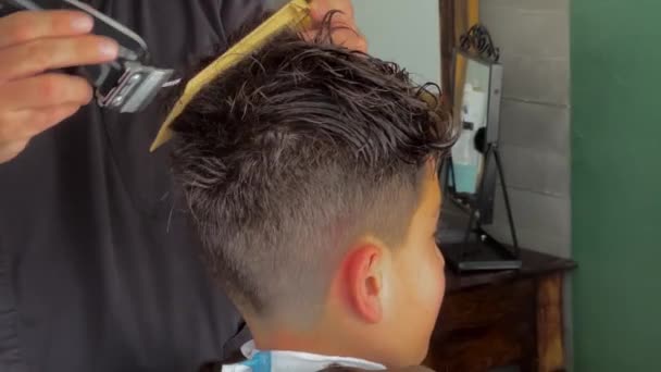 Słodkie Dziecko Otrzymywać Fryzurę Kręcone Włosy Panowie Fryzjer Sklep — Wideo stockowe