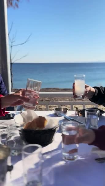 Griechische Taverne Vor Dem Meer Glasklingende Feier — Stockvideo