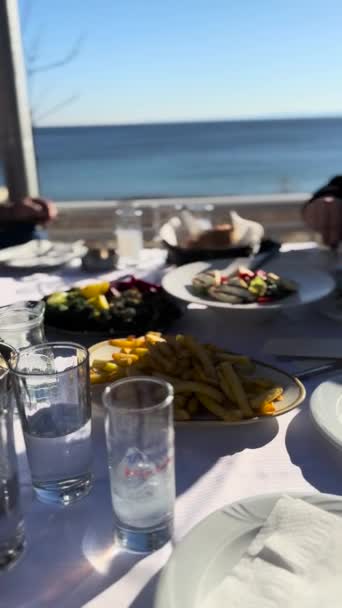 Griechische Taverne Vor Dem Meer Gläser Klirren Und Ouzo Trinken — Stockvideo