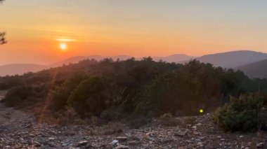 Dağların üzerinden gün batımı 