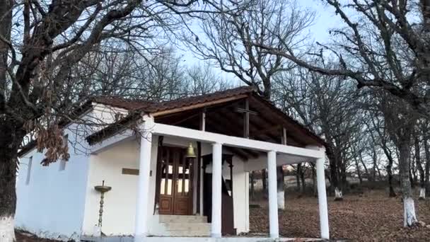 Pequena Capela Ortodoxa Floresta — Vídeo de Stock
