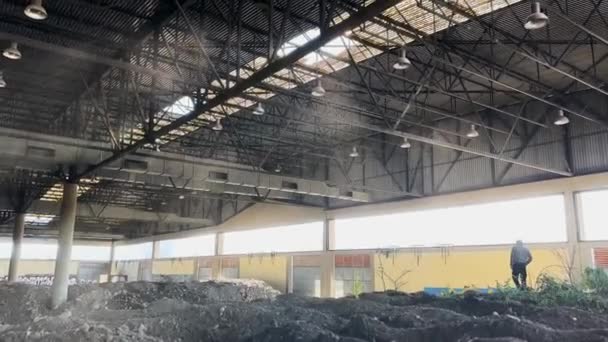 废弃工厂2号尘埃微粒4K录像中的空气导管及通风系统 — 图库视频影像