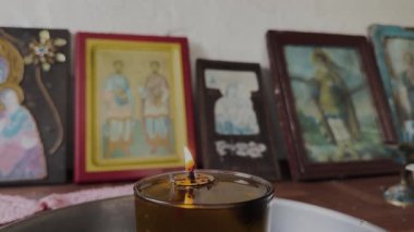 Eski Ortodoks Kilisesi İçişleri, Kutsal Simgeler, Zeytinyağında Mum Yanması 4K Video
