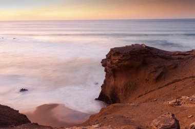 Denizin üzerinde güzel bir gün batımı