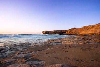 Plajın manzarası, Atlantik Okyanusu 'nun kayalık kıyıları Portekiz' in algaresinde..