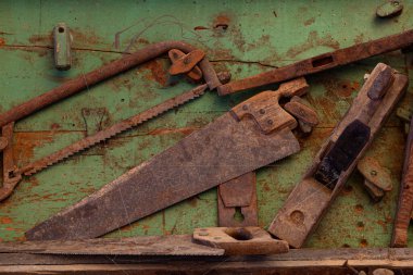 Ahşap bir masanın arka planında paslı metal bir zincir.