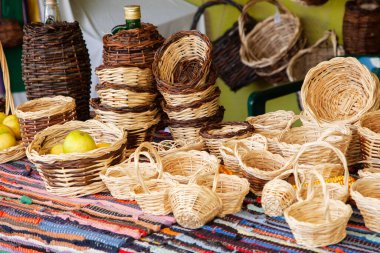 Hasır sepette farklı renkte sepetler