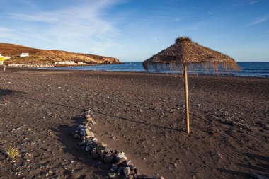 Kumsalda bir sürü kum ve mavi gökyüzü