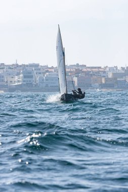 Denizde yelkenli teknesi