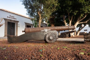 Parktaki eski paslı metal boru