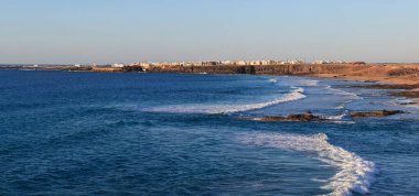 Deniz kıyısının güzel manzarası