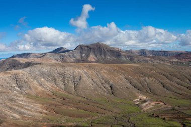 Yazın dağların güzel manzarası