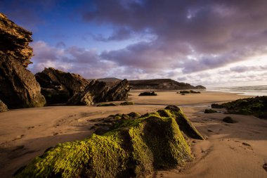 Denizin üzerinde güzel bir gün batımı