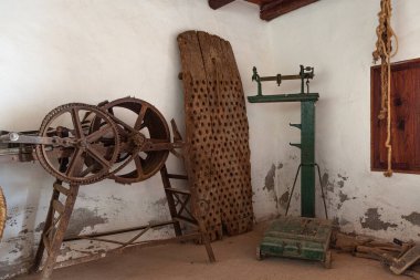 Büyük pencereli eski ahşap ev