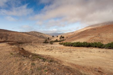 Dağları ve bulutları olan güzel bir manzara