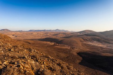Çöldeki dağların güzel manzarası